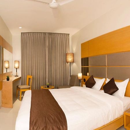 Sri Aadhish Grand Hotel Arantangi Bagian luar foto