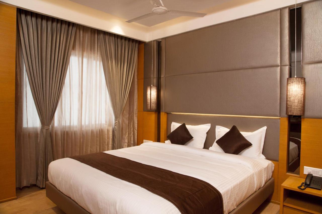 Sri Aadhish Grand Hotel Arantangi Bagian luar foto
