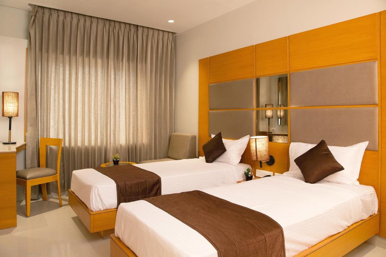Sri Aadhish Grand Hotel Arantangi Bagian luar foto