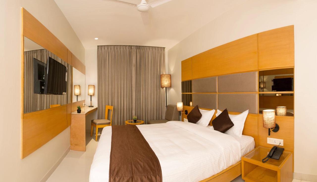 Sri Aadhish Grand Hotel Arantangi Bagian luar foto