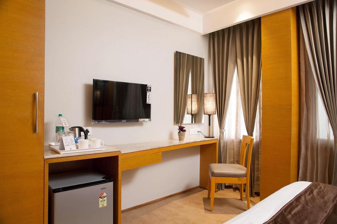 Sri Aadhish Grand Hotel Arantangi Bagian luar foto