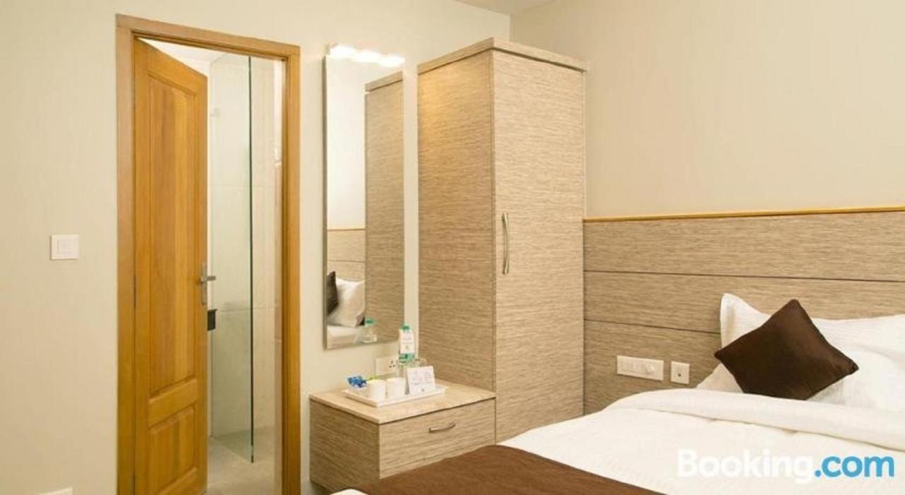 Sri Aadhish Grand Hotel Arantangi Bagian luar foto