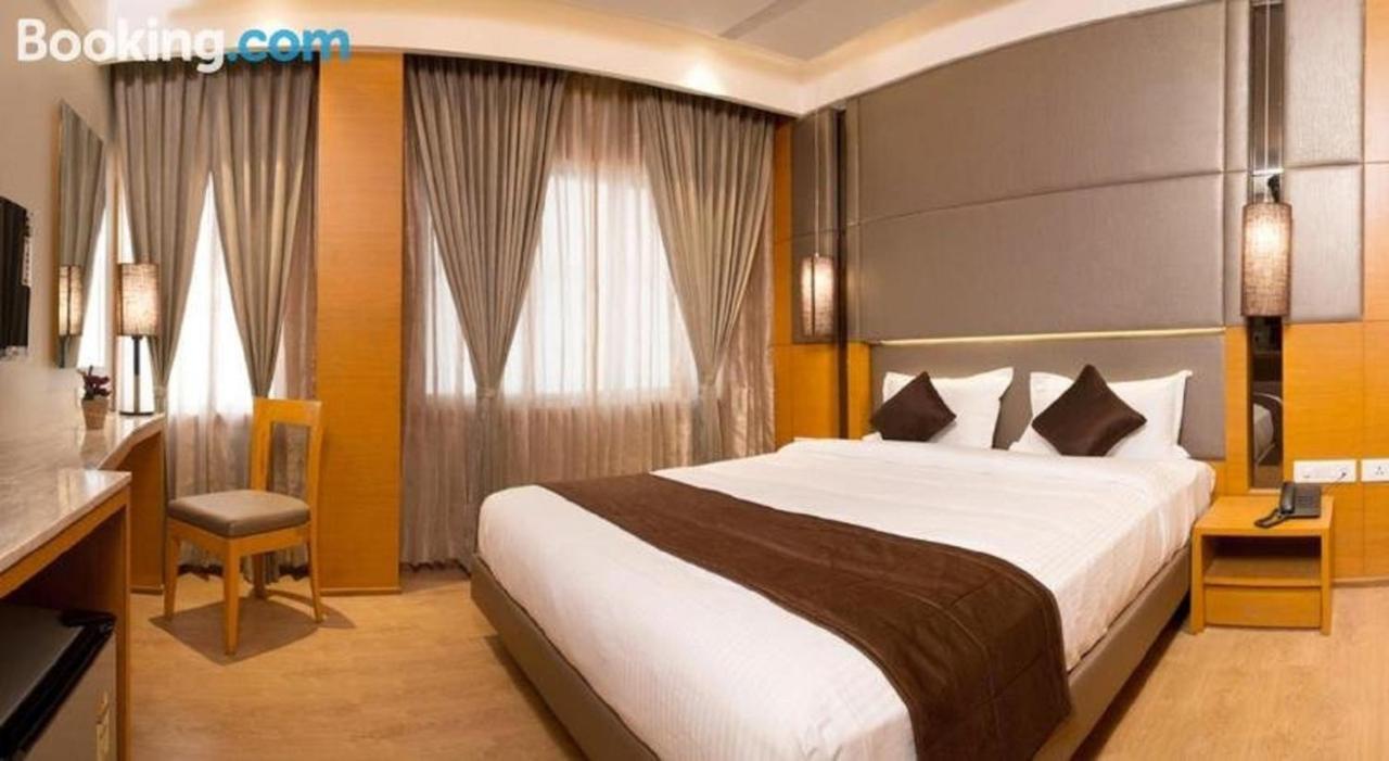 Sri Aadhish Grand Hotel Arantangi Bagian luar foto
