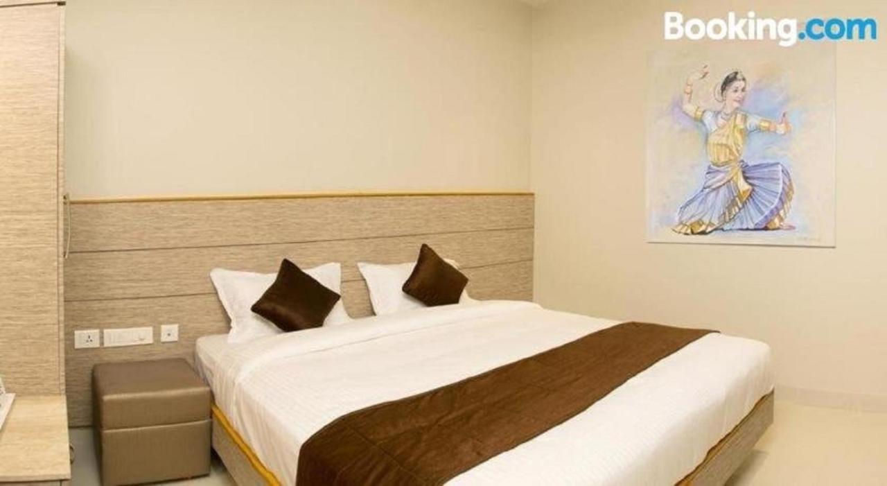 Sri Aadhish Grand Hotel Arantangi Bagian luar foto